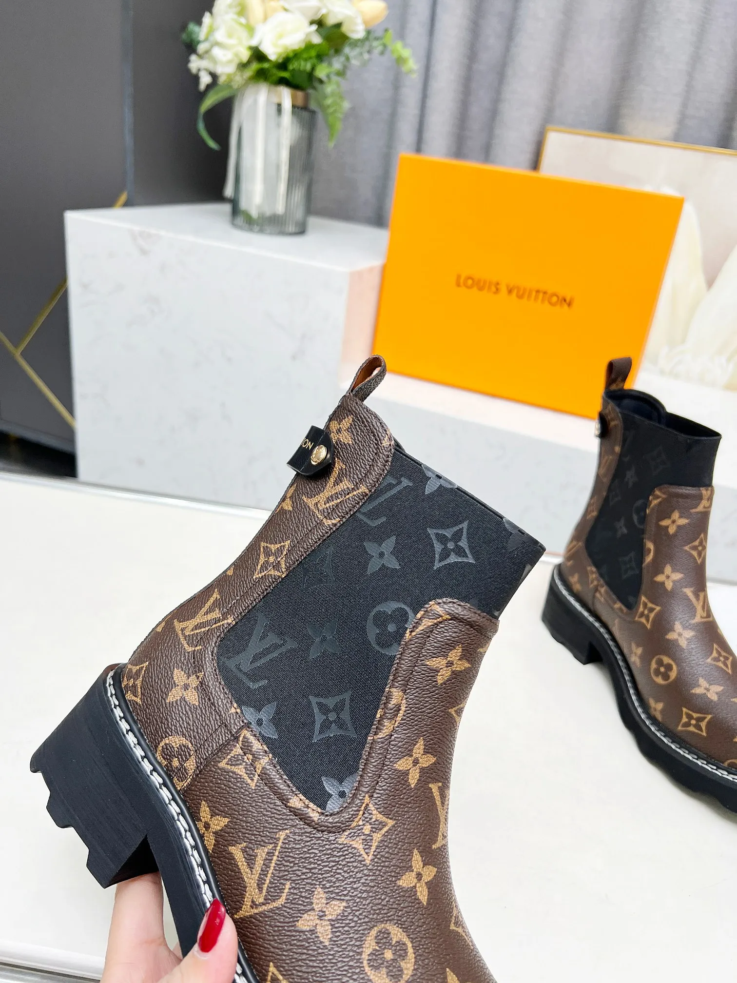 👟👟Ex-factory price 560👟👟Louis Vuitton 2024 autumn and winter high-end customization, major celebrity and Internet celebrity catwalk style, century-old classic, exquisite craftsmanship, comfortable on the feet. This LV Beaubourg ankle boot has a smooth calf leather body with handsome style and soft elements, and the Monogram patterned elastic side panel embodies the style of Chelsea boots. Paired with a thick yet lightweight micro outsole. Dazzling studs, a Louis Vuitton embossed leather label and plain stitching around the welt add to the sophisticated details. Fabric: Full-grain cowhide Lining: Cowhide Color: Black Brown Code number 35 to 40 (41 and 42 can be customized and non-returnable) Bosses are welcome to make orders